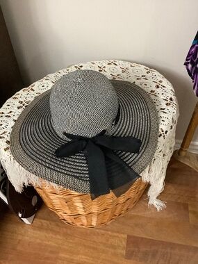 Gorgeous B&W Sun Hat M/L